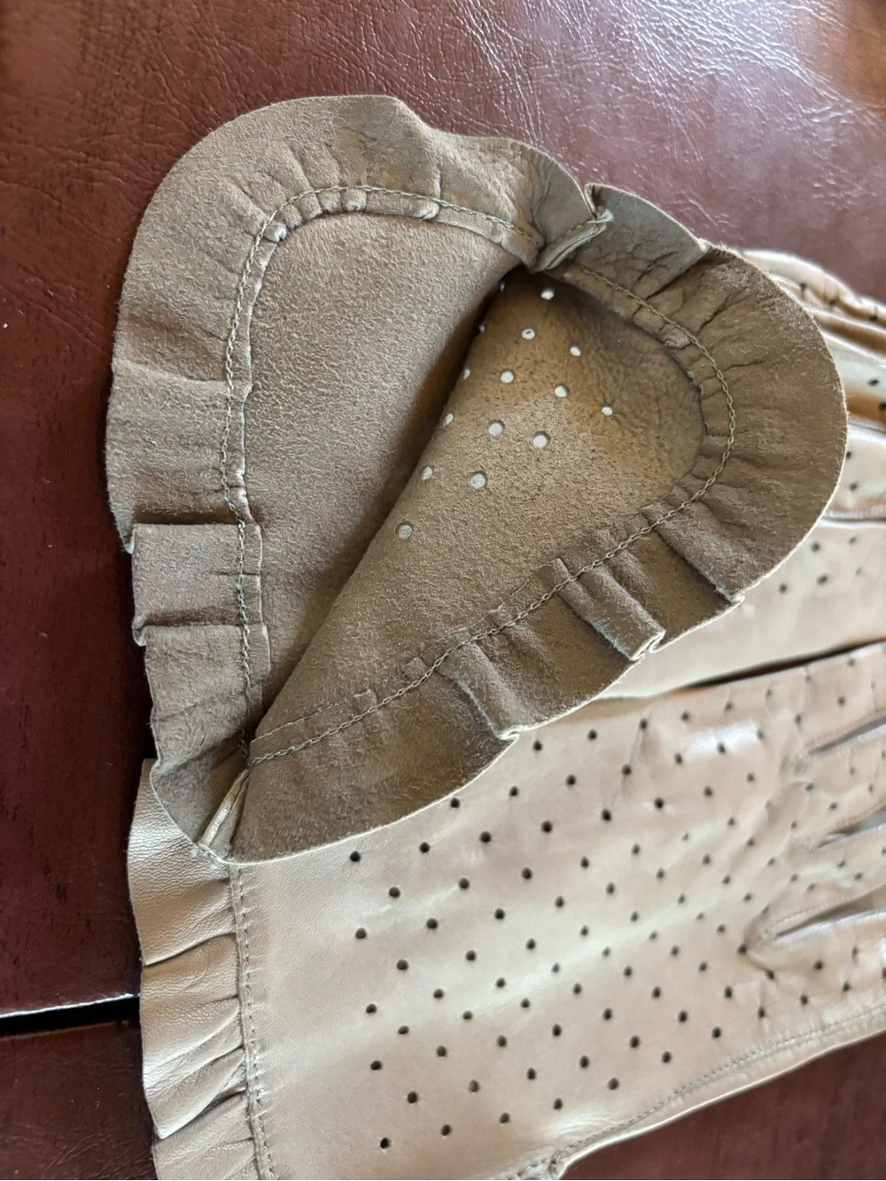 Vintage 1950s Gray Perforated Leather Day Gloves Size 6 Unlined